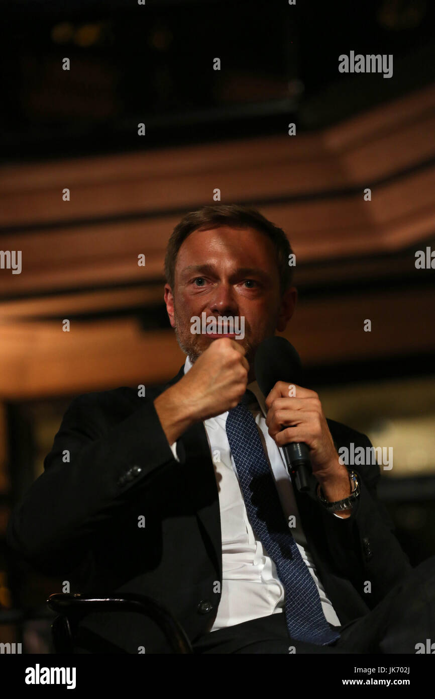 München, Deutschland. 21. Juli 2017. Christian Lindner. Der Führer der FDP (freie demokratische Partei) kam nach München, um die Leute bei Café Luitpold in der Münchner Innenstadt zu sprechen. Er sprach über verschiedene Themen mit dem Journalisten Peter Unfried. Am Ende beantwortet er Fragen von den Menschen. Bildnachweis: Alexander Pohl/Pacific Press/Alamy Live-Nachrichten Stockfoto