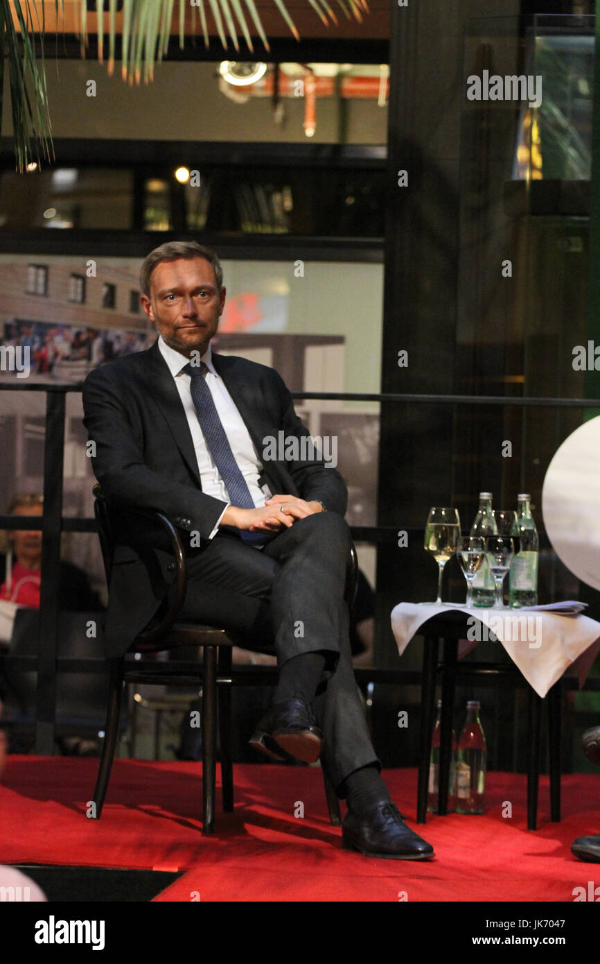 München, Deutschland. 21. Juli 2017. Christian Lindner. Der Führer der FDP (freie demokratische Partei) kam nach München, um die Leute bei Café Luitpold in der Münchner Innenstadt zu sprechen. Er sprach über verschiedene Themen mit dem Journalisten Peter Unfried. Am Ende beantwortet er Fragen von den Menschen. Bildnachweis: Alexander Pohl/Pacific Press/Alamy Live-Nachrichten Stockfoto