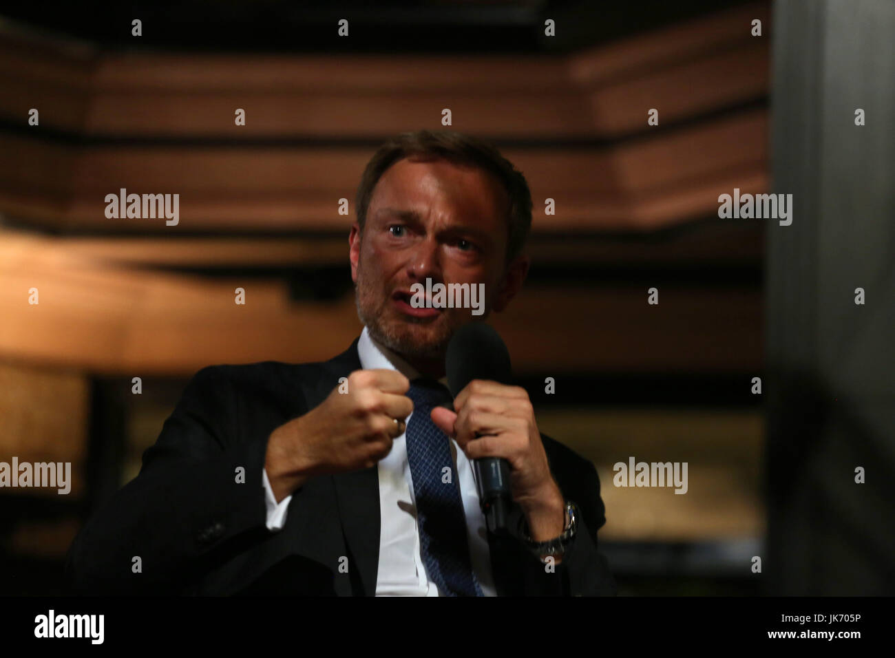 München, Deutschland. 21. Juli 2017. Christian Lindner. Der Führer der FDP (freie demokratische Partei) kam nach München, um die Leute bei Café Luitpold in der Münchner Innenstadt zu sprechen. Er sprach über verschiedene Themen mit dem Journalisten Peter Unfried. Am Ende beantwortet er Fragen von den Menschen. Bildnachweis: Alexander Pohl/Pacific Press/Alamy Live-Nachrichten Stockfoto
