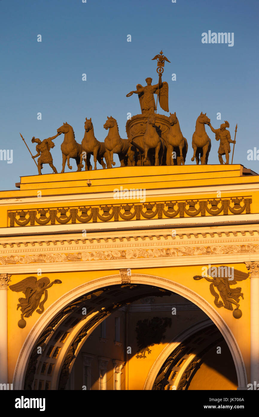 Russland, Sankt Petersburg, Center, Dwortsowaja Square, Triumphbogen Detail, Sonnenuntergang Stockfoto