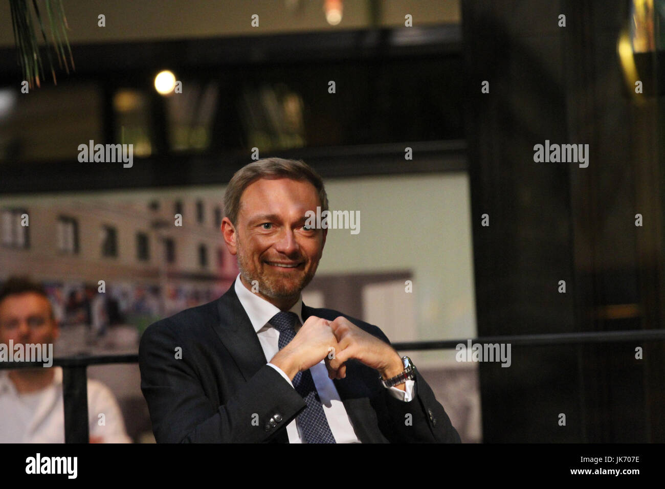 München, Deutschland. 21. Juli 2017. Christian Lindner. Der Führer der FDP (freie demokratische Partei) kam nach München, um die Leute bei Café Luitpold in der Münchner Innenstadt zu sprechen. Er sprach über verschiedene Themen mit dem Journalisten Peter Unfried. Am Ende beantwortet er Fragen von den Menschen. Bildnachweis: Alexander Pohl/Pacific Press/Alamy Live-Nachrichten Stockfoto