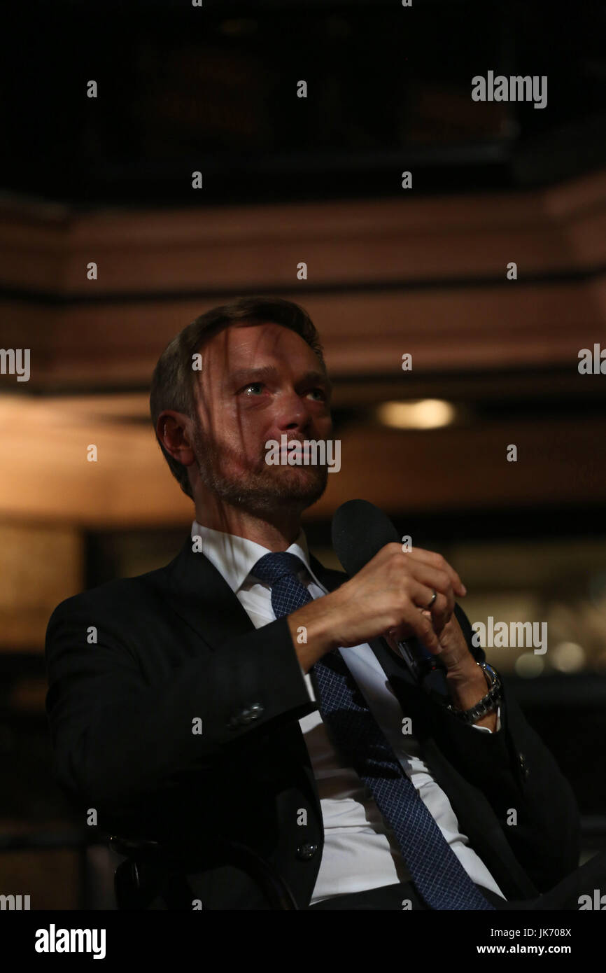 München, Deutschland. 21. Juli 2017. Christian Lindner. Der Führer der FDP (freie demokratische Partei) kam nach München, um die Leute bei Café Luitpold in der Münchner Innenstadt zu sprechen. Er sprach über verschiedene Themen mit dem Journalisten Peter Unfried. Am Ende beantwortet er Fragen von den Menschen. Bildnachweis: Alexander Pohl/Pacific Press/Alamy Live-Nachrichten Stockfoto