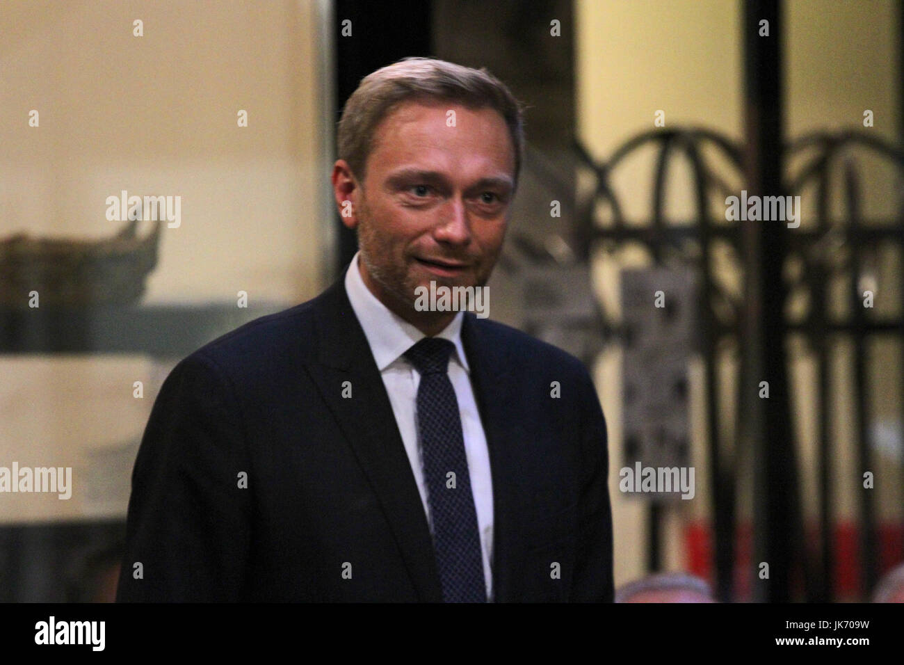 München, Deutschland. 21. Juli 2017. Christian Lindner. Der Führer der FDP (freie demokratische Partei) kam nach München, um die Leute bei Café Luitpold in der Münchner Innenstadt zu sprechen. Er sprach über verschiedene Themen mit dem Journalisten Peter Unfried. Am Ende beantwortet er Fragen von den Menschen. Bildnachweis: Alexander Pohl/Pacific Press/Alamy Live-Nachrichten Stockfoto
