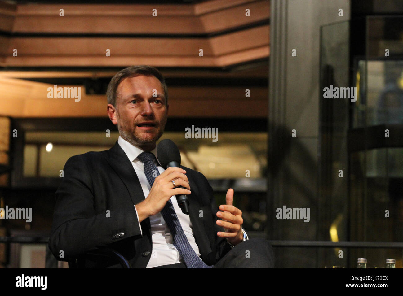München, Deutschland. 21. Juli 2017. Christian Lindner. Der Führer der FDP (freie demokratische Partei) kam nach München, um die Leute bei Café Luitpold in der Münchner Innenstadt zu sprechen. Er sprach über verschiedene Themen mit dem Journalisten Peter Unfried. Am Ende beantwortet er Fragen von den Menschen. Bildnachweis: Alexander Pohl/Pacific Press/Alamy Live-Nachrichten Stockfoto