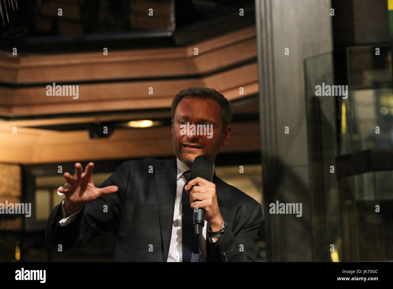 München, Deutschland. 21. Juli 2017. Christian Lindner. Der Führer der FDP (freie demokratische Partei) kam nach München, um die Leute bei Café Luitpold in der Münchner Innenstadt zu sprechen. Er sprach über verschiedene Themen mit dem Journalisten Peter Unfried. Am Ende beantwortet er Fragen von den Menschen. Bildnachweis: Alexander Pohl/Pacific Press/Alamy Live-Nachrichten Stockfoto