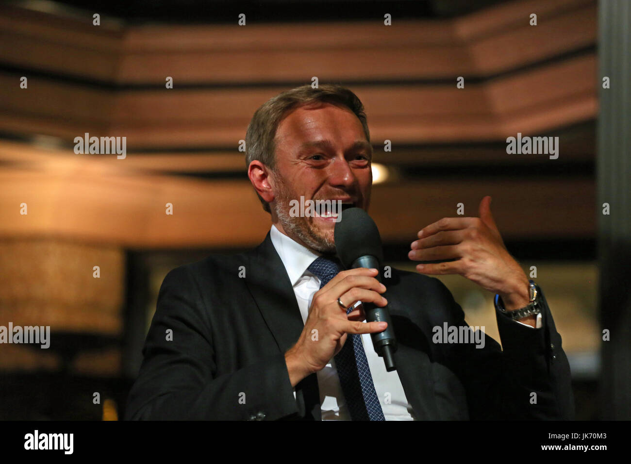 München, Deutschland. 21. Juli 2017. Christian Lindner. Der Führer der FDP (freie demokratische Partei) kam nach München, um die Leute bei Café Luitpold in der Münchner Innenstadt zu sprechen. Er sprach über verschiedene Themen mit dem Journalisten Peter Unfried. Am Ende beantwortet er Fragen von den Menschen. Bildnachweis: Alexander Pohl/Pacific Press/Alamy Live-Nachrichten Stockfoto