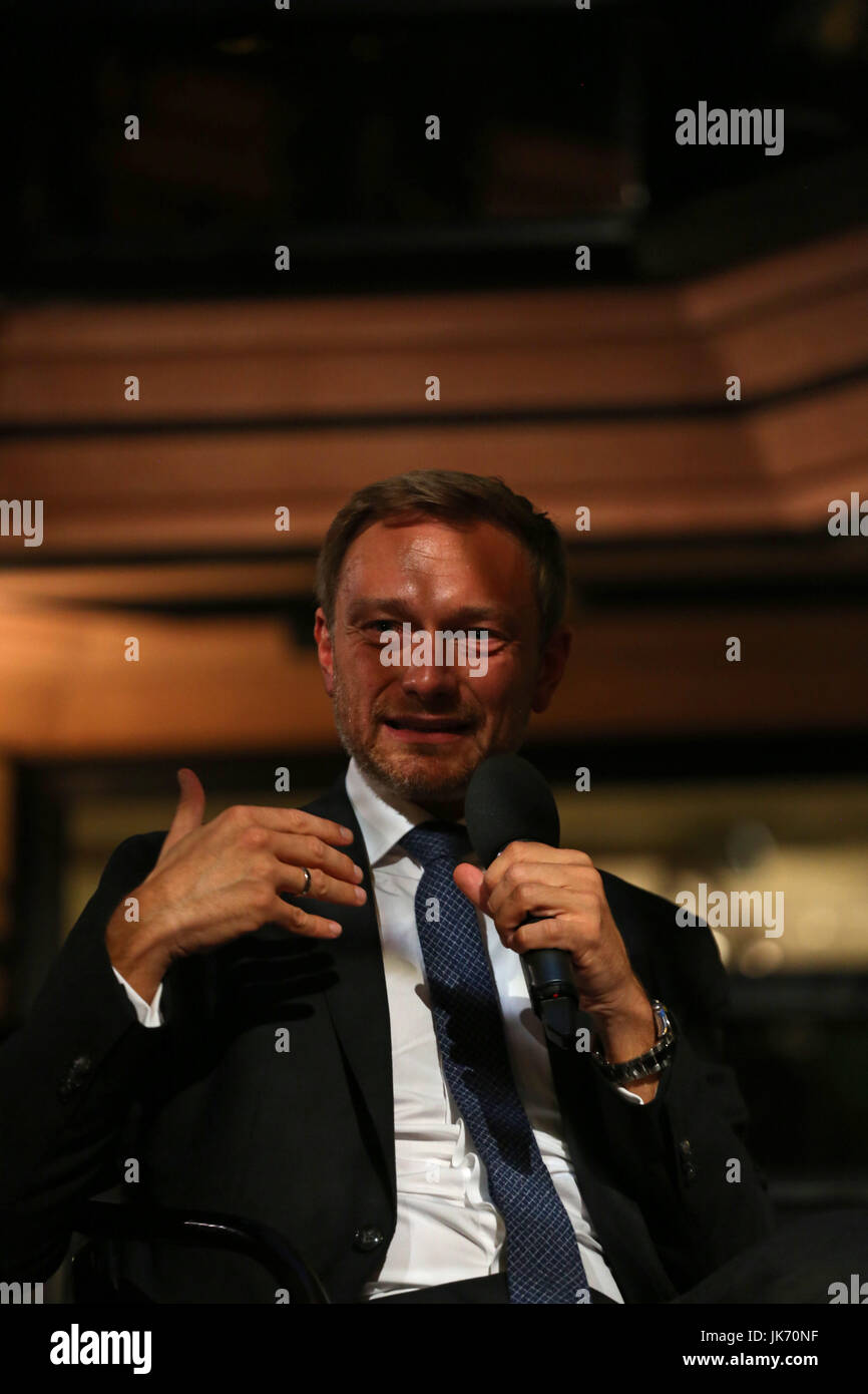 München, Deutschland. 21. Juli 2017. Christian Lindner. Der Führer der FDP (freie demokratische Partei) kam nach München, um die Leute bei Café Luitpold in der Münchner Innenstadt zu sprechen. Er sprach über verschiedene Themen mit dem Journalisten Peter Unfried. Am Ende beantwortet er Fragen von den Menschen. Bildnachweis: Alexander Pohl/Pacific Press/Alamy Live-Nachrichten Stockfoto