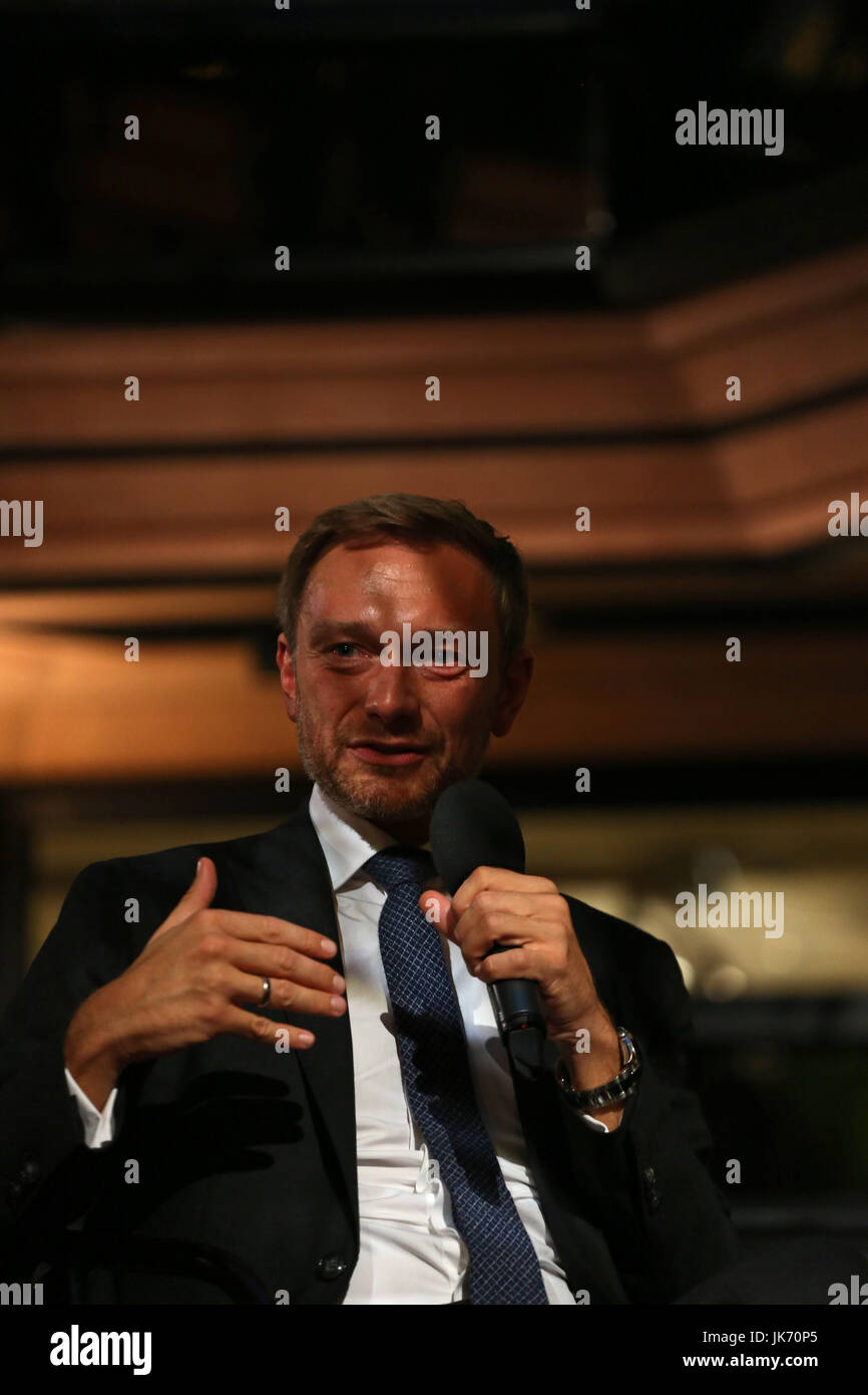 München, Deutschland. 21. Juli 2017. Christian Lindner. Der Führer der FDP (freie demokratische Partei) kam nach München, um die Leute bei Café Luitpold in der Münchner Innenstadt zu sprechen. Er sprach über verschiedene Themen mit dem Journalisten Peter Unfried. Am Ende beantwortet er Fragen von den Menschen. Bildnachweis: Alexander Pohl/Pacific Press/Alamy Live-Nachrichten Stockfoto