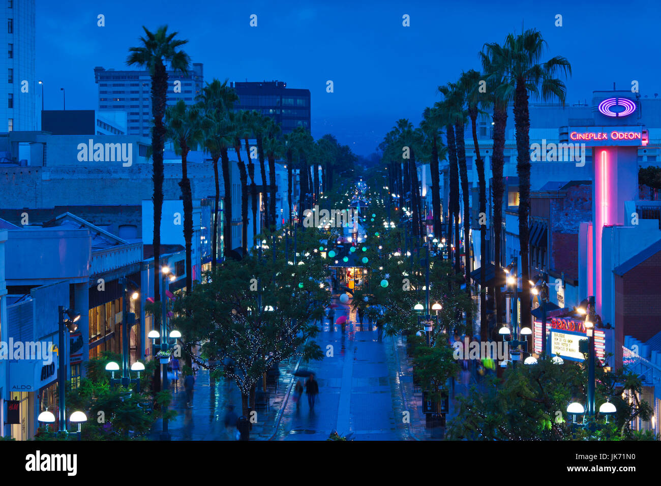 USA, California, Southern California, Los Angeles und Umgebung, Santa Monica, erhöhten Blick auf Third Street Promenade, am Abend Stockfoto