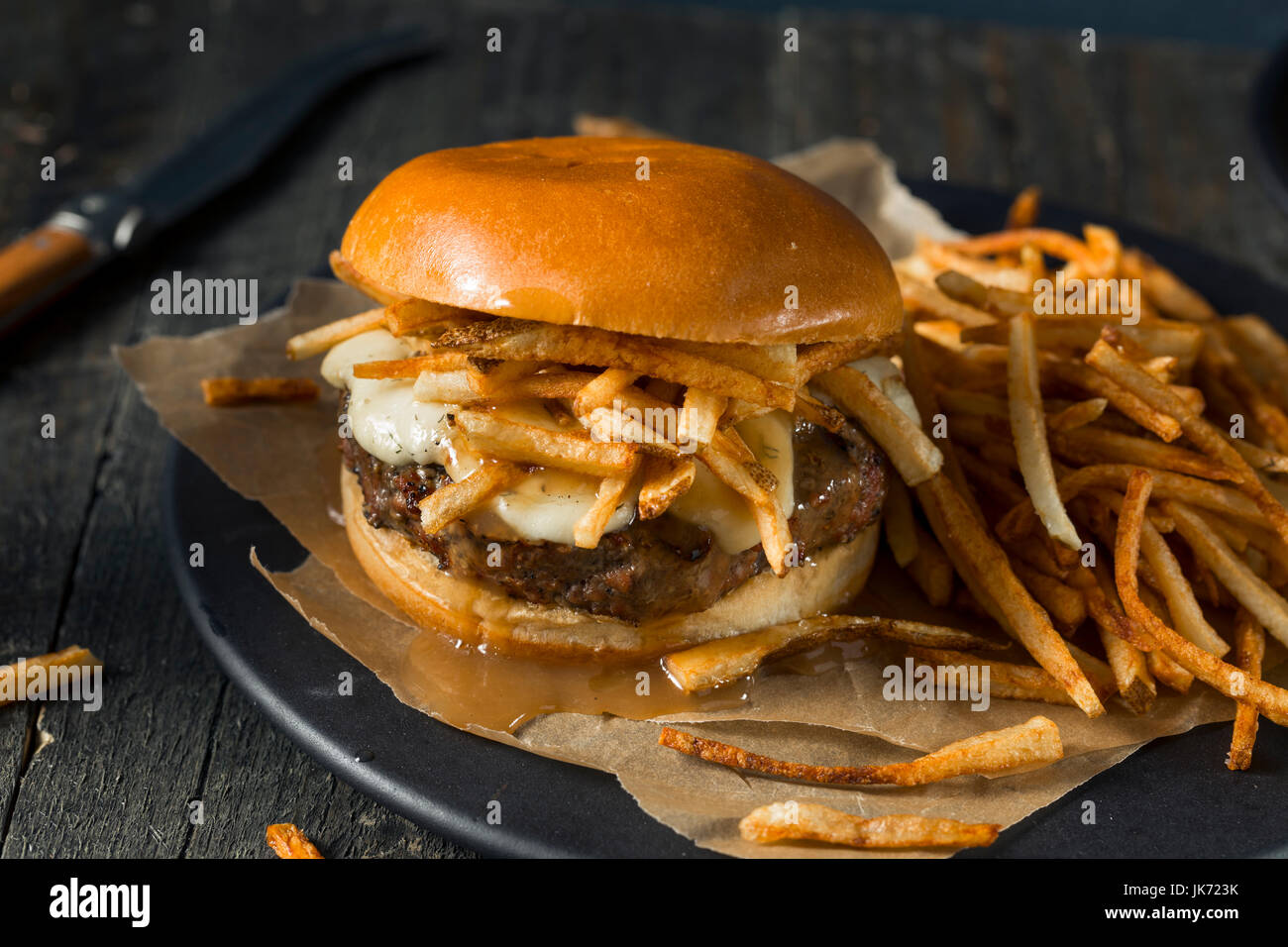 Hausgemachte Poutine Hamburger mit Pommes frites-Sauce und Käse Quark Stockfoto