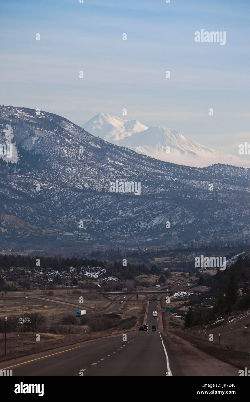 USA, California, Nordkalifornien, nördlichen Mittelgebirge, Grenada, Blick auf Mt. Shasta, Höhe 14.162 Füße von Route 5 Stockfoto