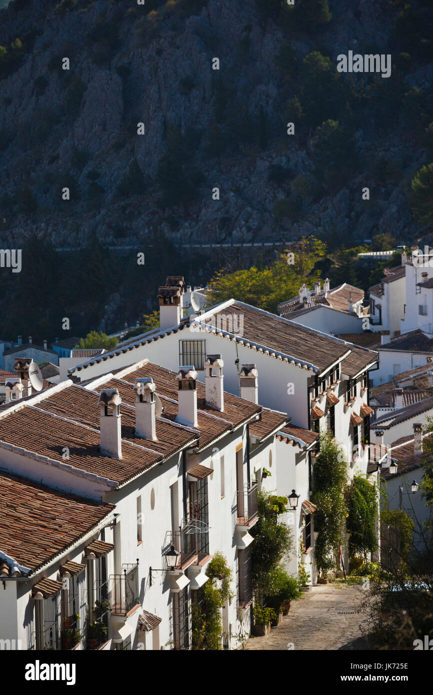 Spanien, Andalusien, Provinz Cadiz, Grazalema, erhöhte mit Stadtblick, morgen Stockfoto