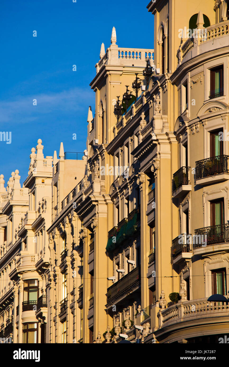 Spanien, Madrid, Centro Umgebung, Gebäude entlang der Gran Via, morgen Stockfoto