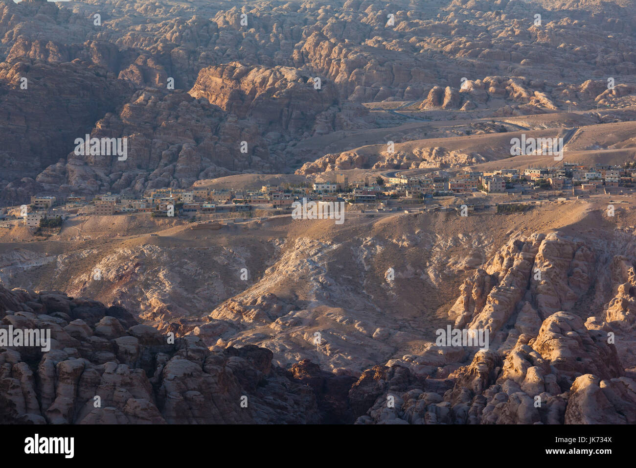 Jordan, Petra-Wadi Musa, erhöhten Blick auf Umm Sayhoun Beduinen-Dorf Stockfoto