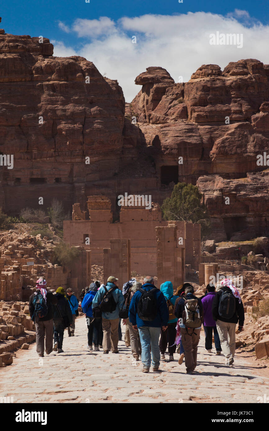 Jordanien, Petra-Wadi Musa, alten nabatäischen Felsenstadt Petra, Besucher auf Colonnaded Straße, NR Stockfoto