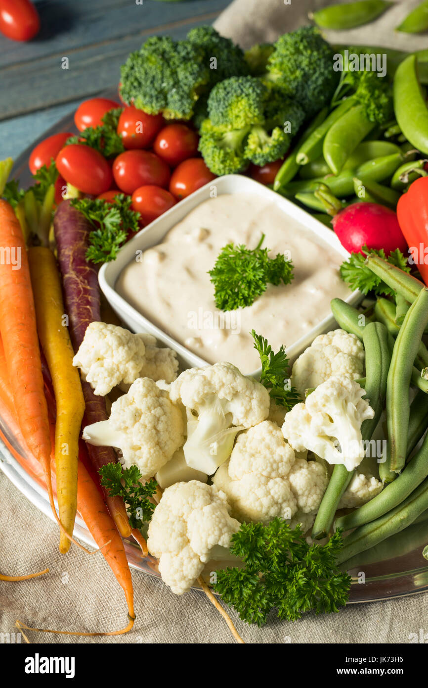 Rohes Gemüse Crudites Platte mit Ranch Dip erfrischend Stockfoto