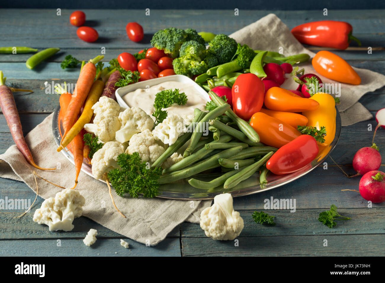 Rohes Gemüse Crudites Platte mit Ranch Dip erfrischend Stockfoto