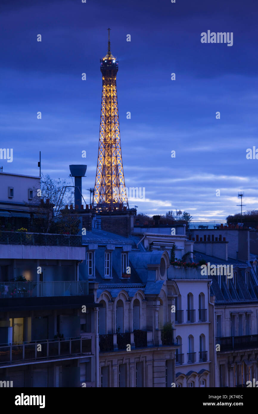 Frankreich, Paris, erhöhten Blick auf den Eiffelturm von der Avenue de Wagram, am Abend Stockfoto