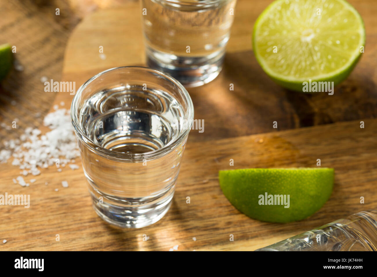 Alkohol Mezcal Tequila Shots mit Kalk und Salz Stockfoto