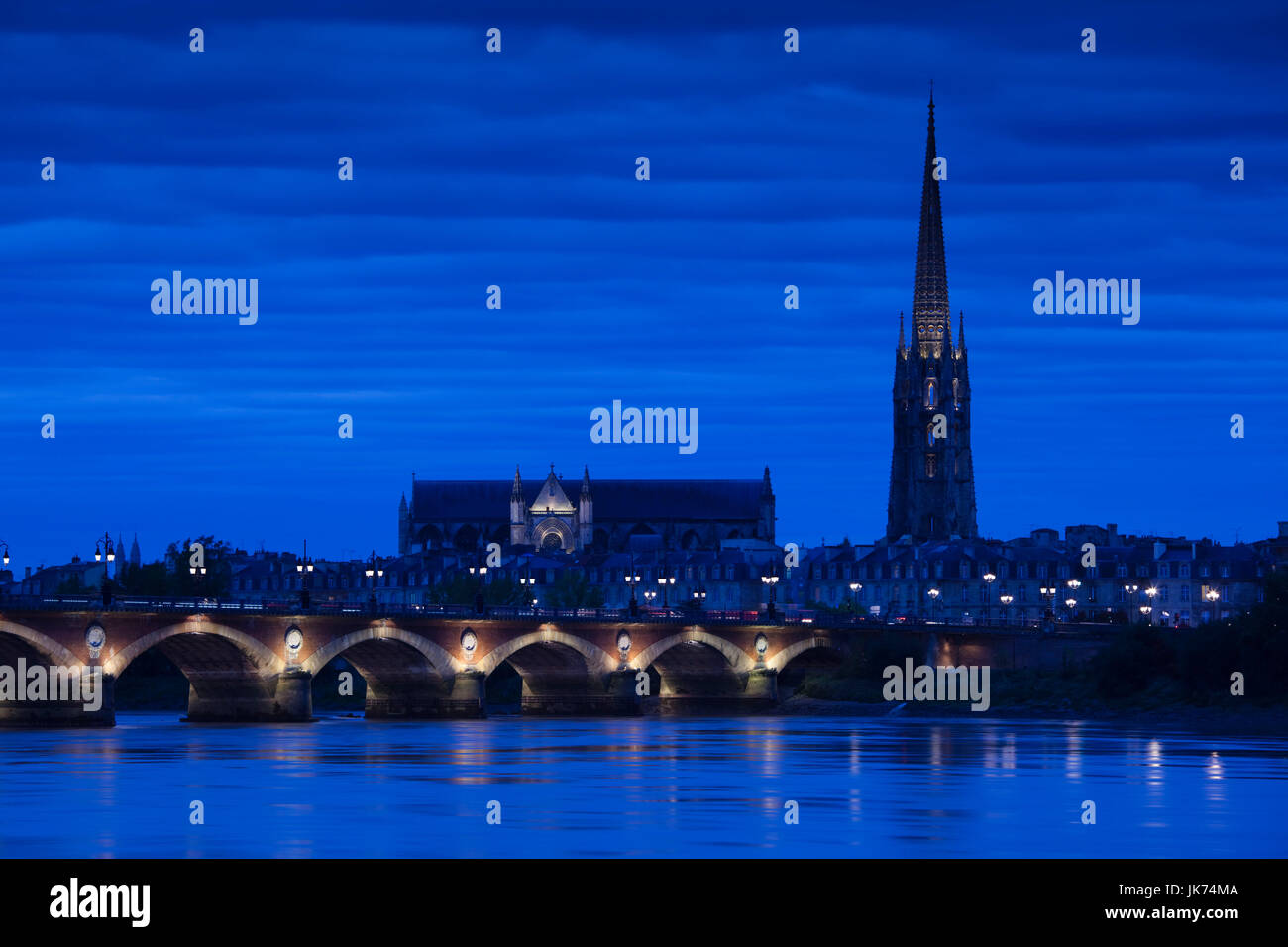 Frankreich, Region Aquitanien, Gironde Abteilung, Bordeaux, Pont de Pierre zu überbrücken, Eglise St-Michel und Fluss Garonne, Dämmerung Stockfoto