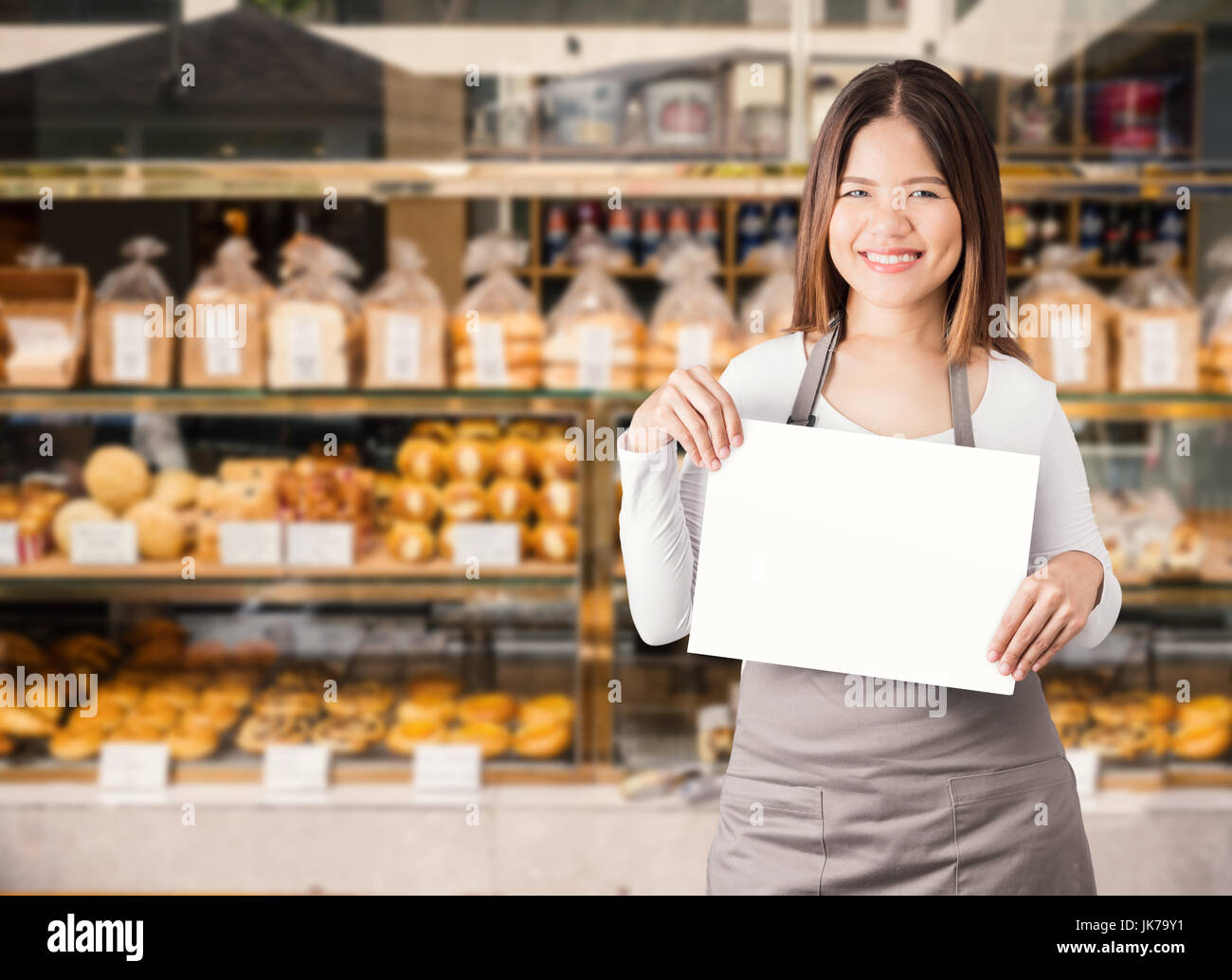 weibliche Unternehmer mit Bäckerei Shop Hintergrund Stockfoto