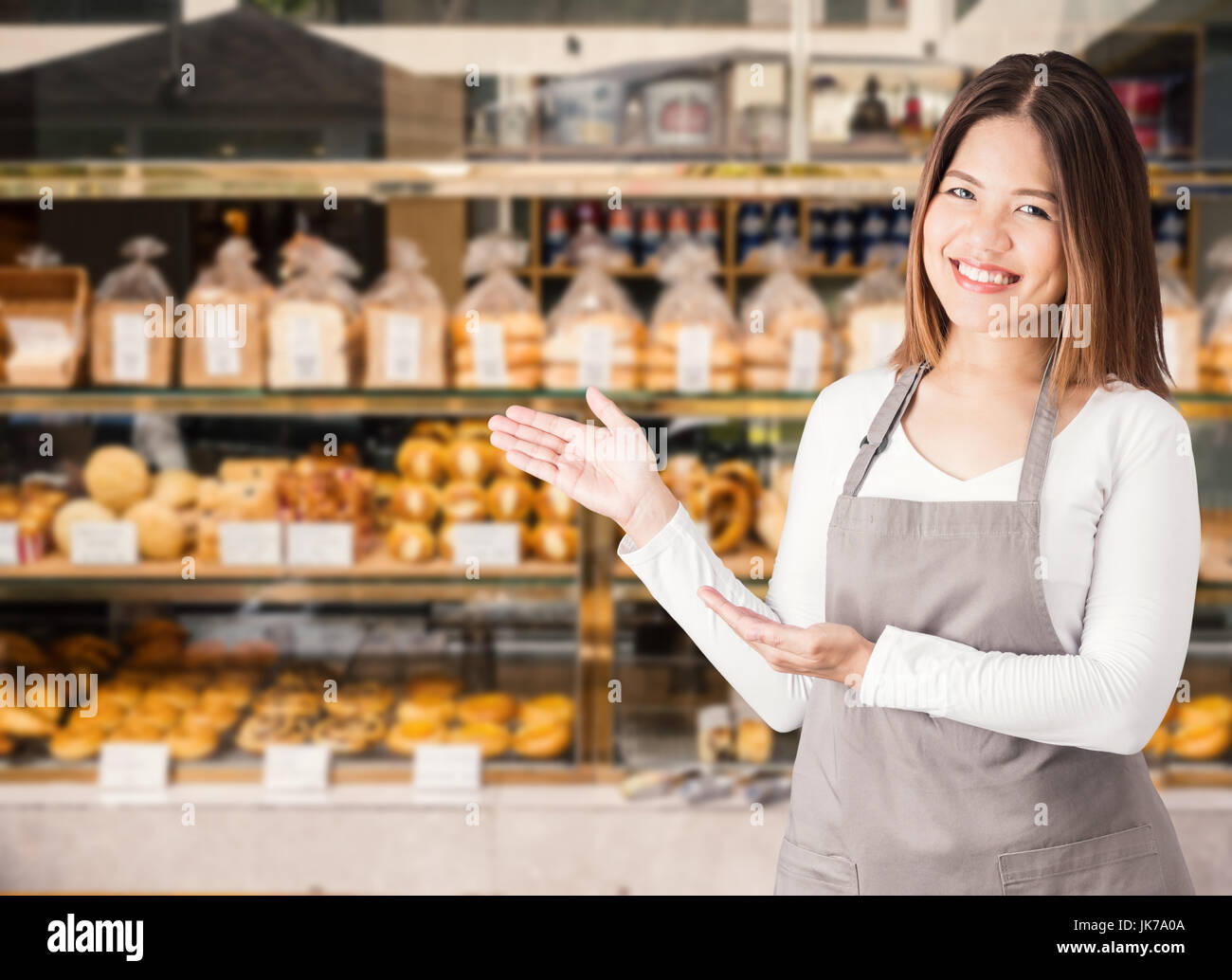 weibliche Unternehmer mit Bäckerei Shop Hintergrund Stockfoto