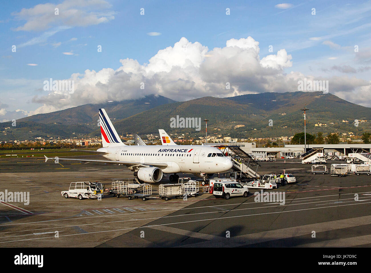 Florenz, Italien: 20. November 2016: Air France airbus ist in Gepäck, bevor die Passagiere an Bord des Fluges verstaut. Stockfoto
