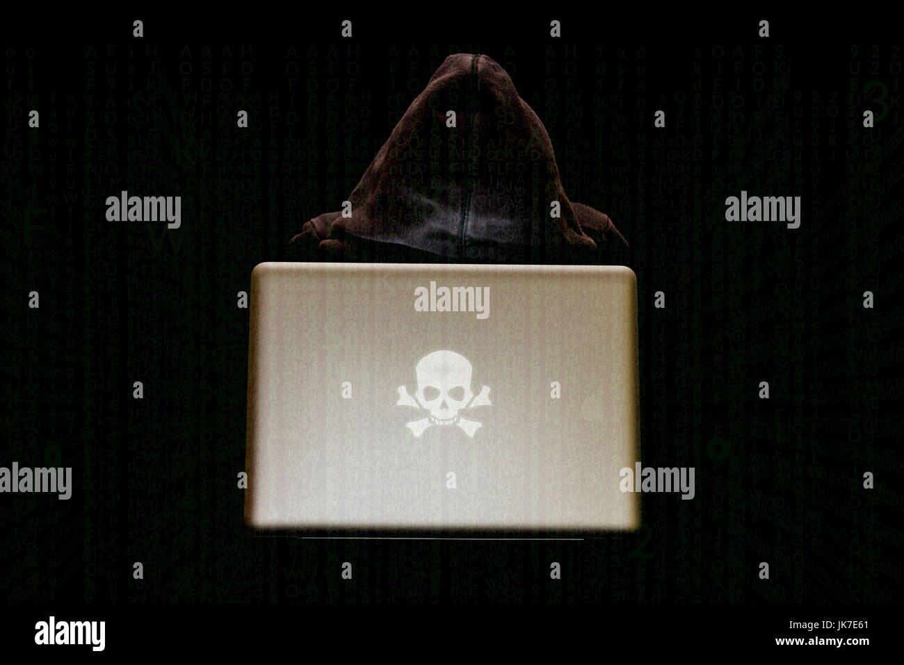 Anonyme Person hinter Laptop-Computer mit Code Matrix umgeben ihn. Stockfoto