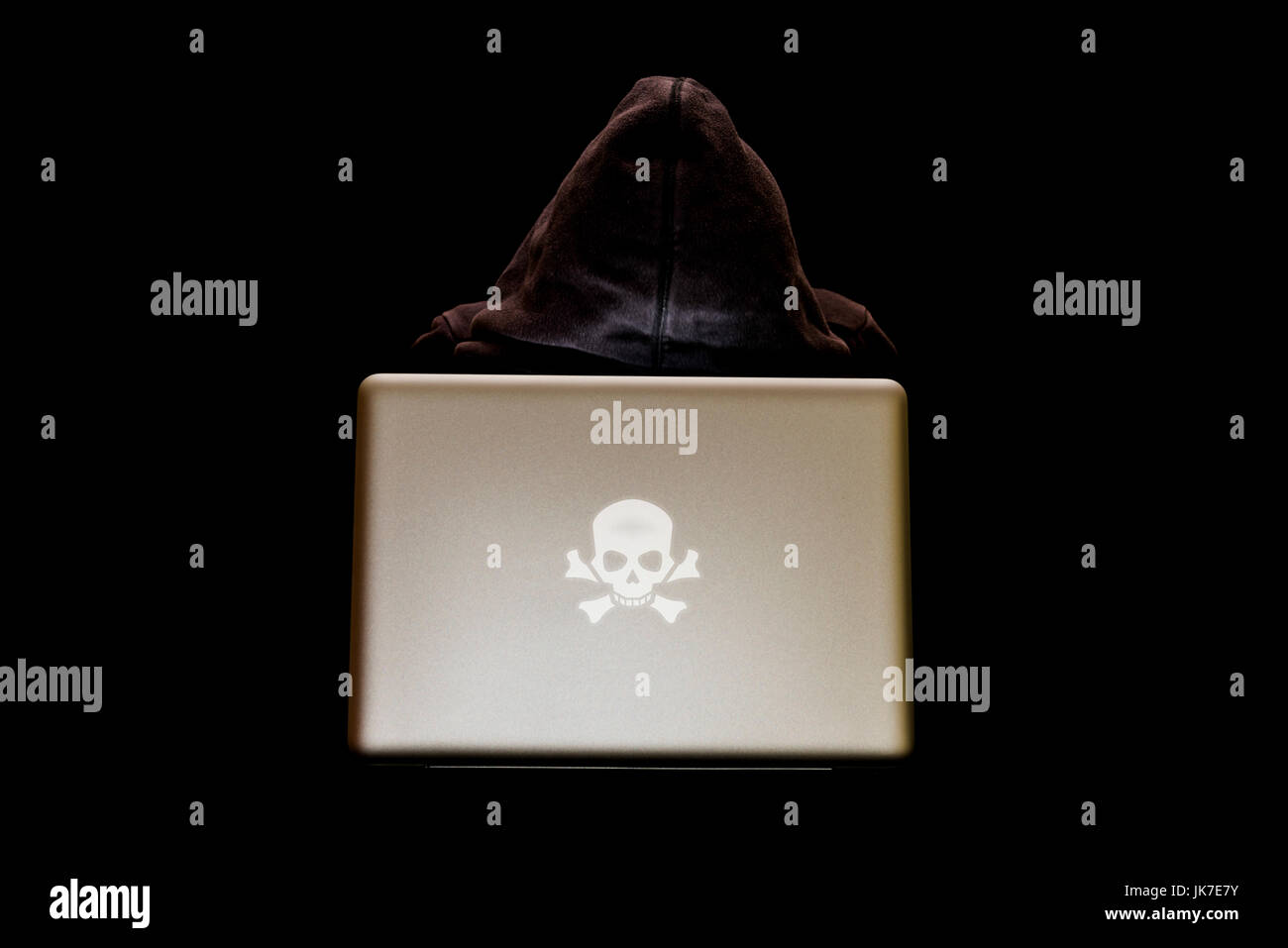 Anonyme Person hinter Laptop-Computer mit schwarzem Hintergrund Stockfoto