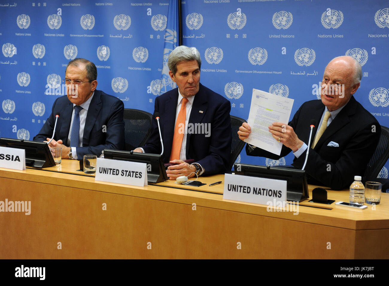 Secretary Of State John Kerry befasst sich mit die Presse. Nach der Annahme durch den Sicherheitsrat der Vereinten Nationen von den Vorschlag der internationalen syrischen Support Group, US-Außenminister John Kerry, der russische Außenminister Sergej Lawrow und des UN-Sondergesandten für Syrien, Staffan de Mistura hielt eine After-Hours gemeinsame Pressekonferenz im UN-Hauptquartier am Dezember 18,2015 in New York City. Bildnachweis: Dennis Van Tine/MediaPunch Stockfoto