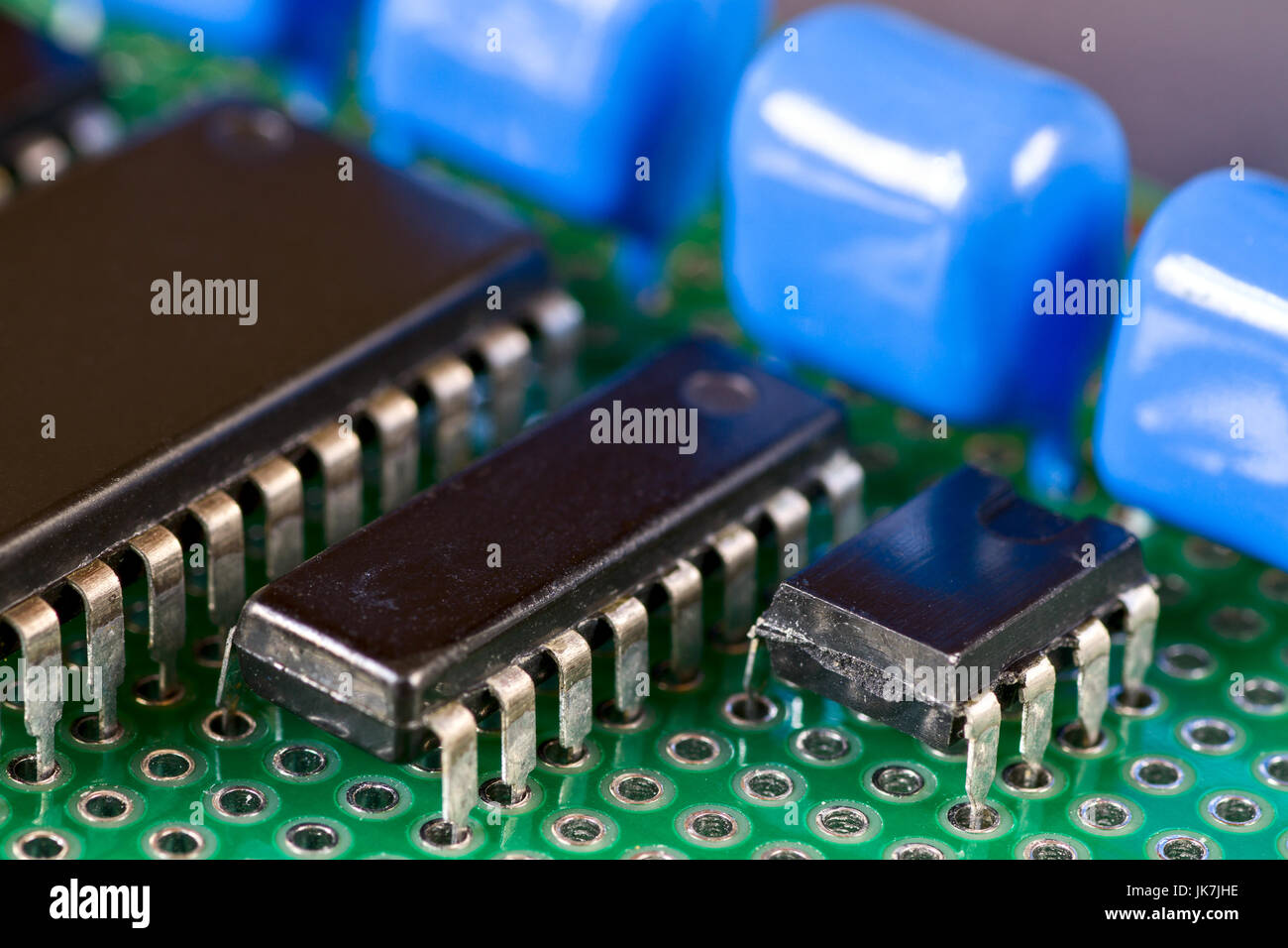 Integrierte Schaltkreise und Kondensatoren auf Leiterplatte Stockfoto