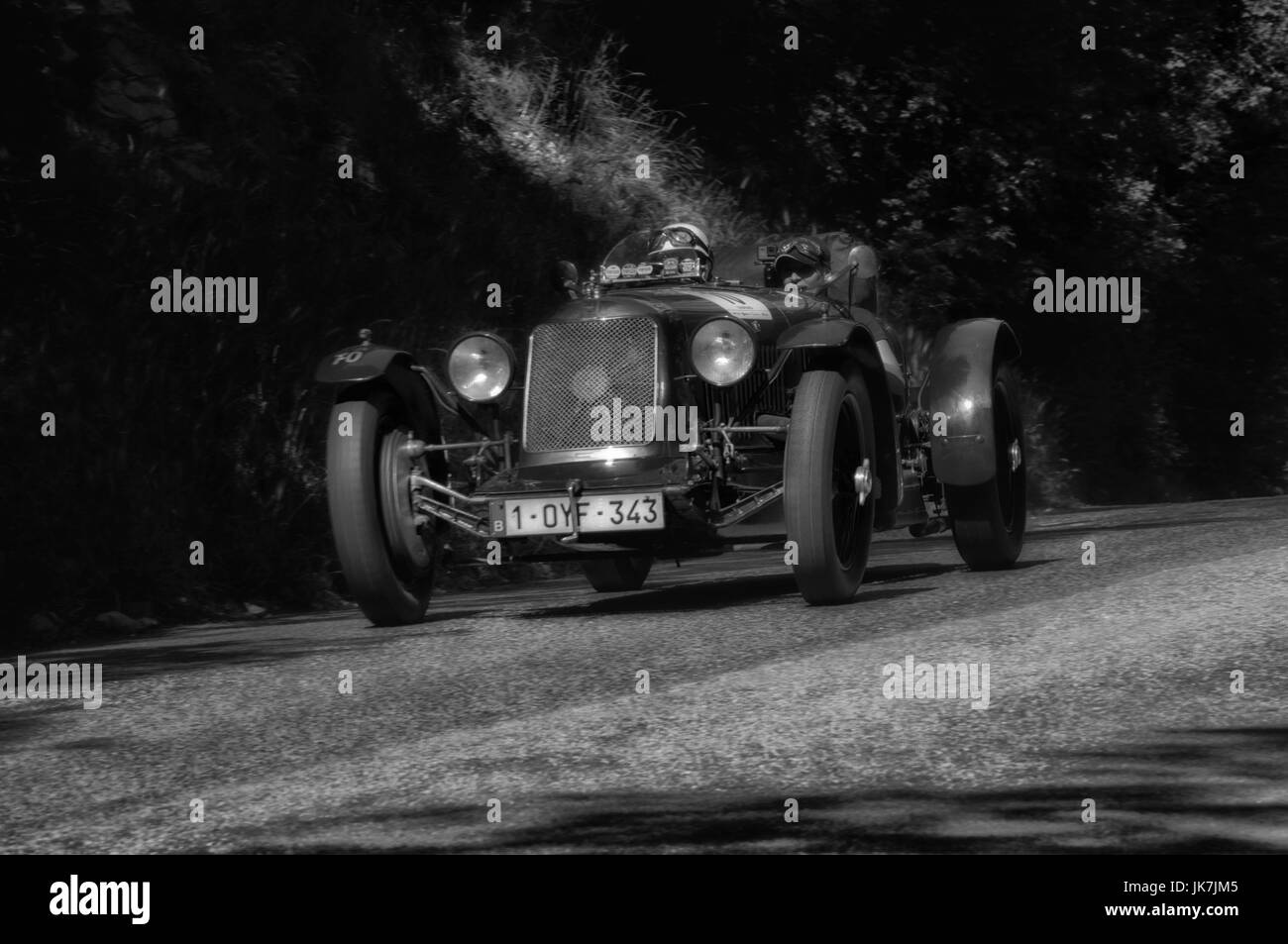 GOLA DEL FURLO, Italien - 19. Mai: O. M. 665 SUPERBA TORPEDO 1925 auf einem alten Rennwagen Rallye Mille Miglia 2017 die berühmte italienische historische Rennen (1927 Stockfoto