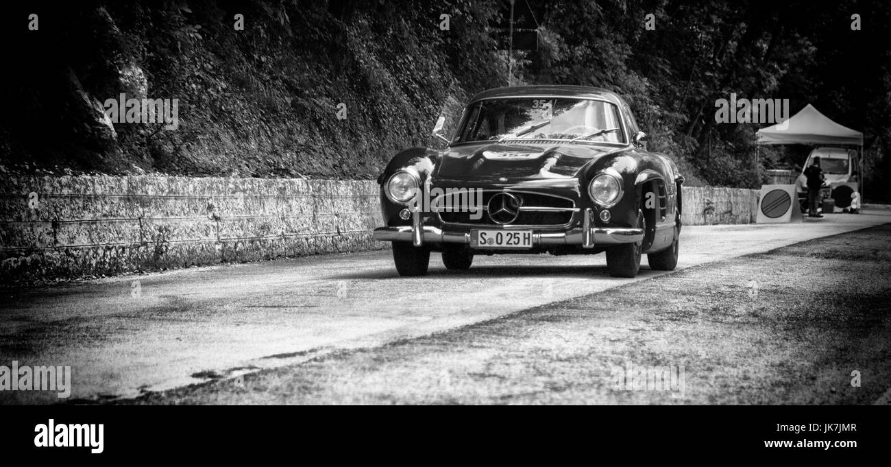 GOLA DEL FURLO, Italien - 19. Mai: MERCEDES-BENZ 300 SL COUPÉ W 198 1955 auf einem alten Rennwagen Rallye Mille Miglia 2017 die berühmten italienischen historischen Ra Stockfoto