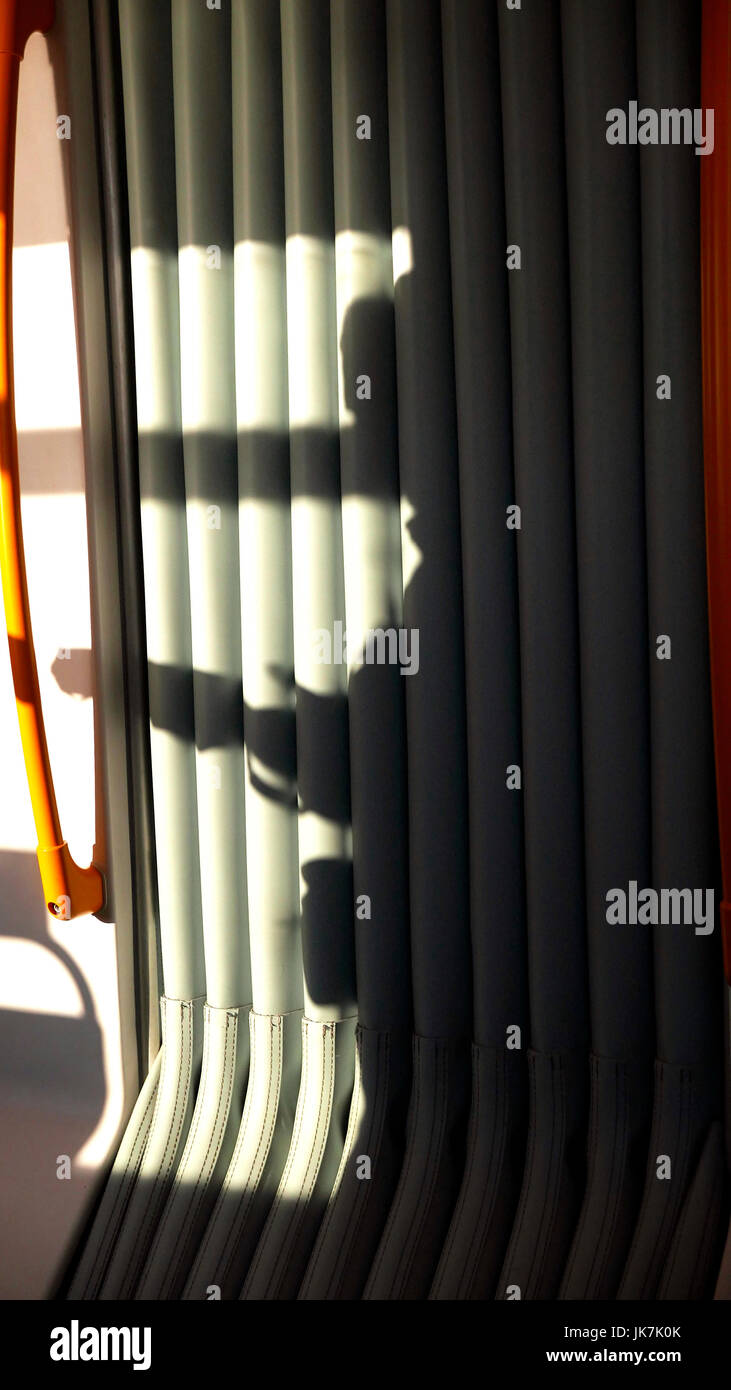 Schatten der Straßenbahn Dirigent Ausgabe von tickets Stockfoto