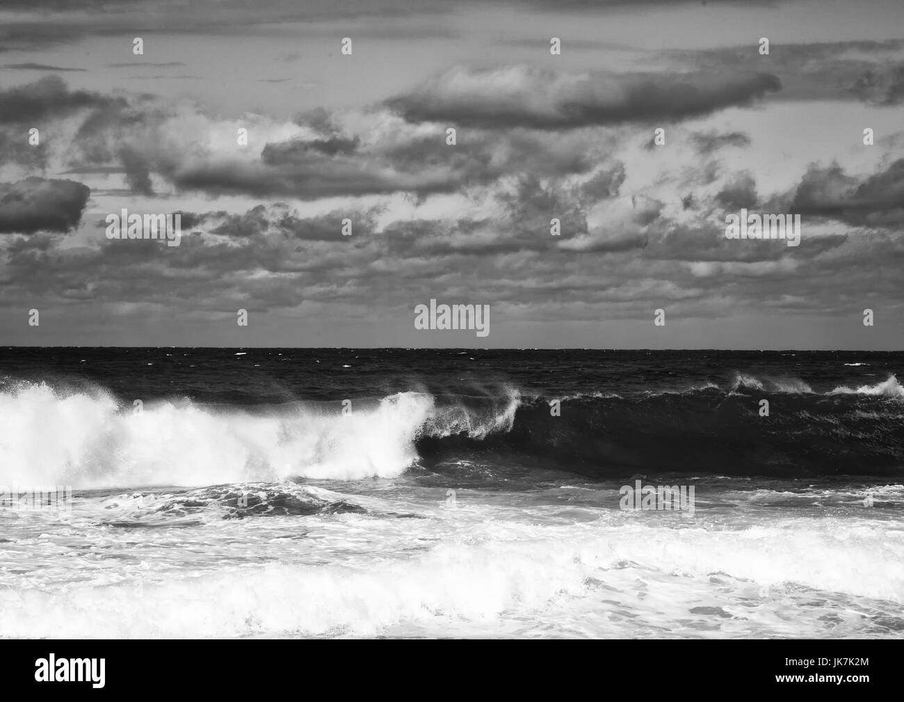Schwarz / weiß-Bild zeigt rollenden Wellen an der wilden Küste des Indischen Ozeans in Südafrika im Sommer Stockfoto