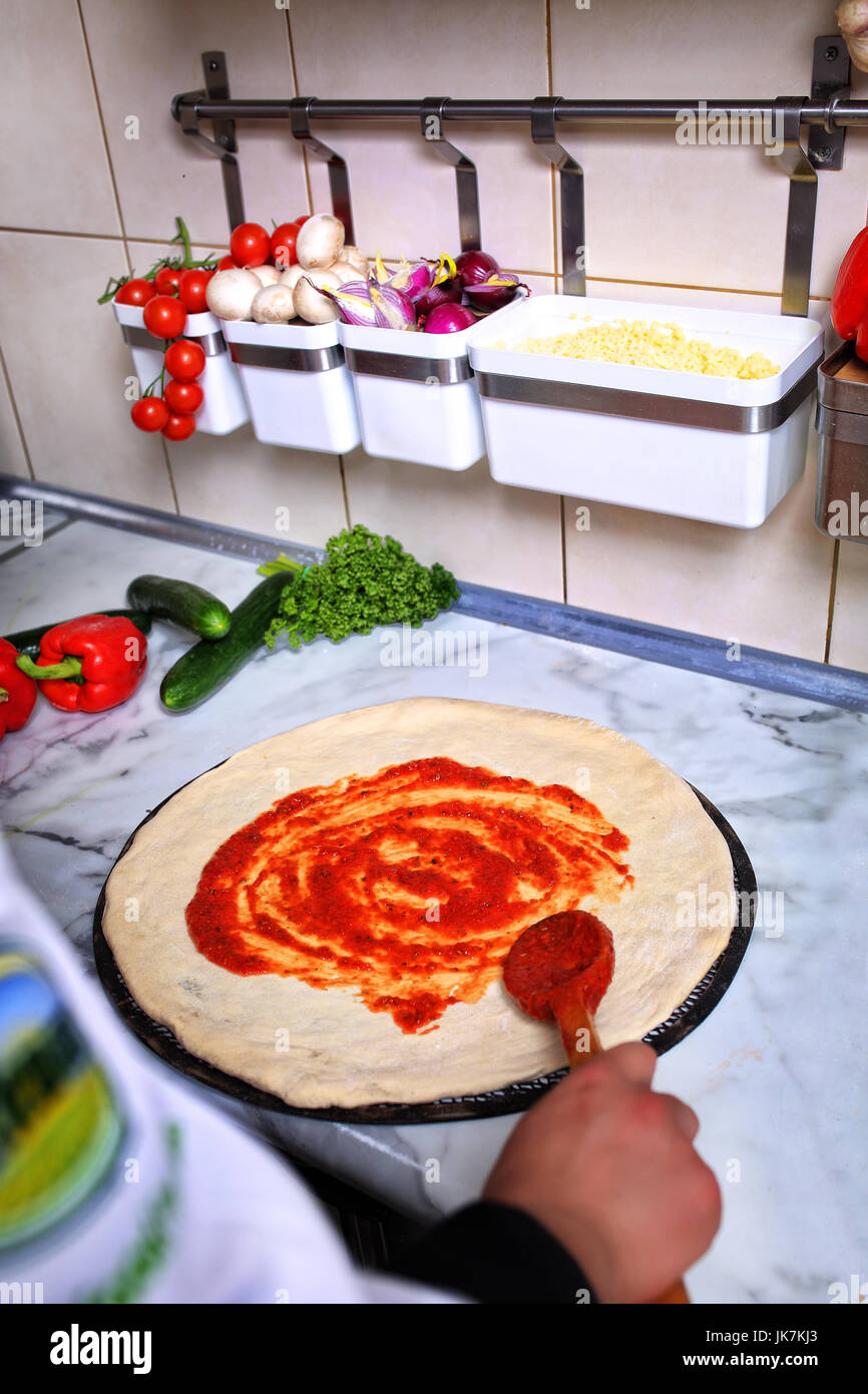 Küchenchef bereitet eine echte hausgemachte Pizzen Stockfoto