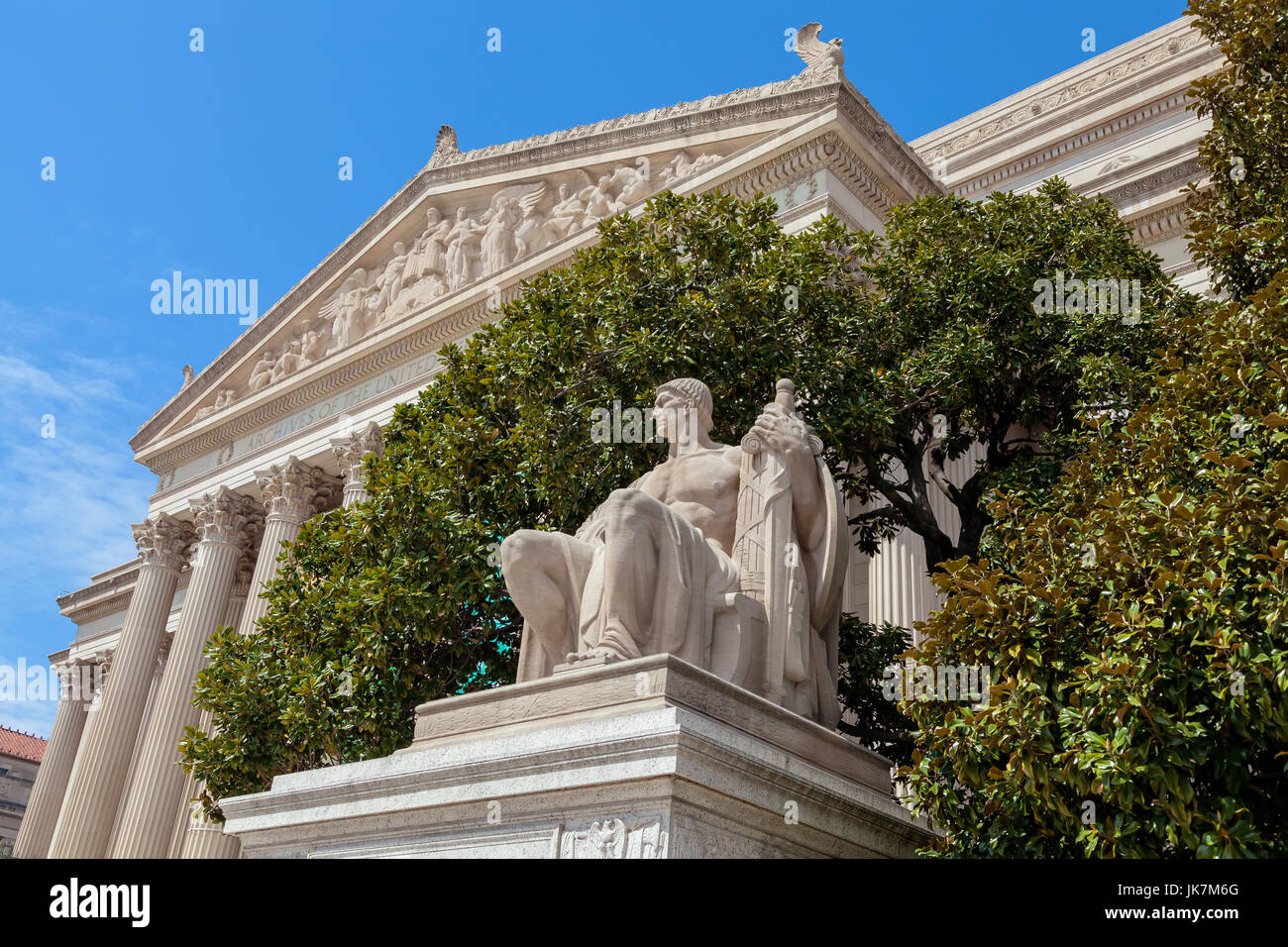 Die Statue vor dem Eingang des Gebäudes National Archive in Washington, D.C., USA Stockfoto