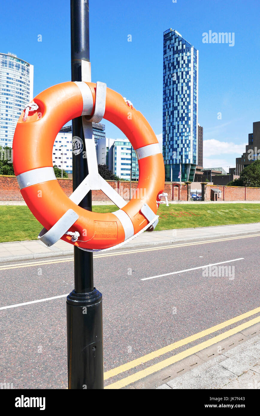 Rettungsring auf Lamp post auf William Jessop Weg, Princes Dock mit Beetham Tower im Hintergrund, Liverpool, UK Stockfoto