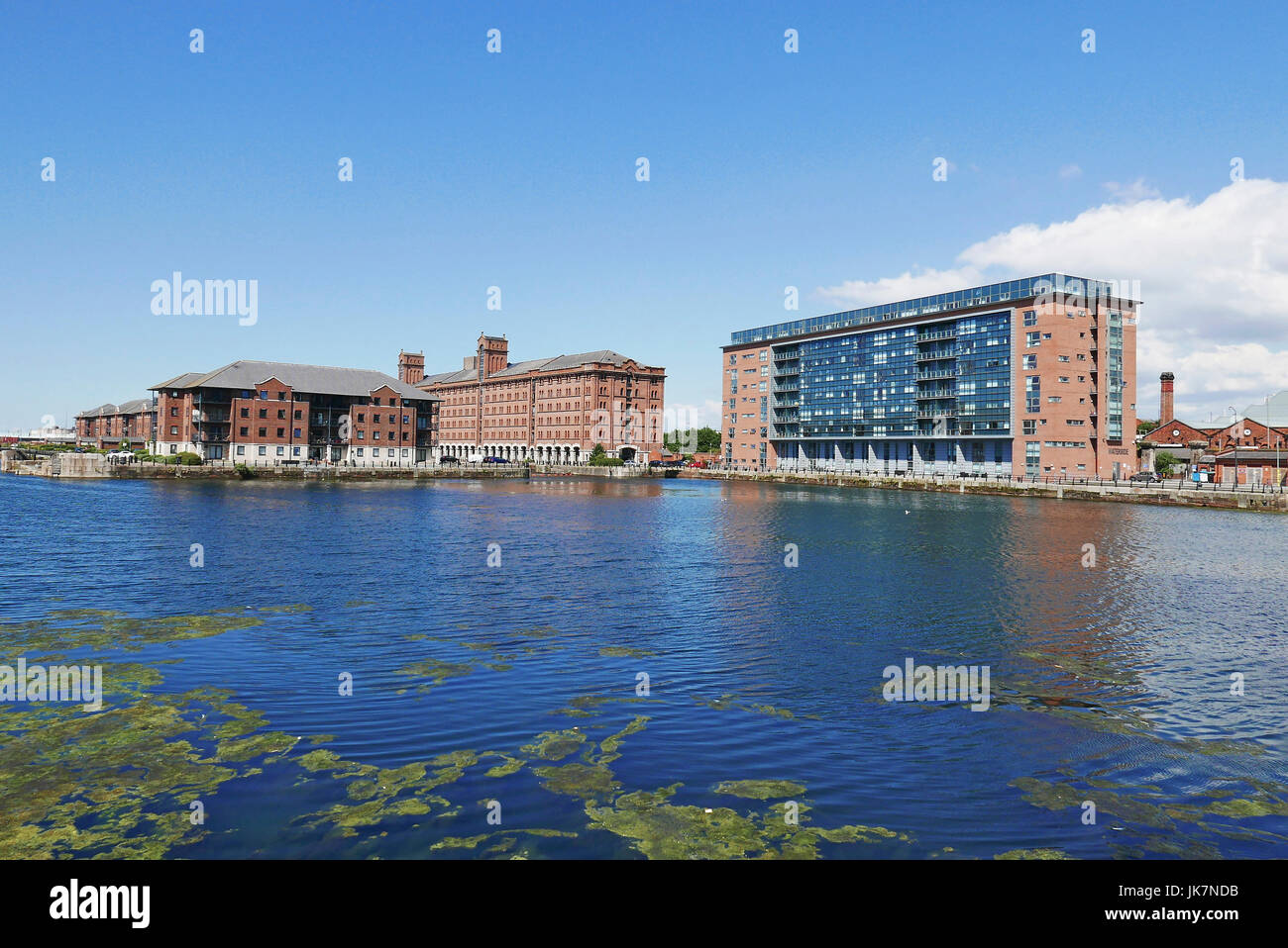 Wohnungen im alten Liverpool Docks Stockfoto