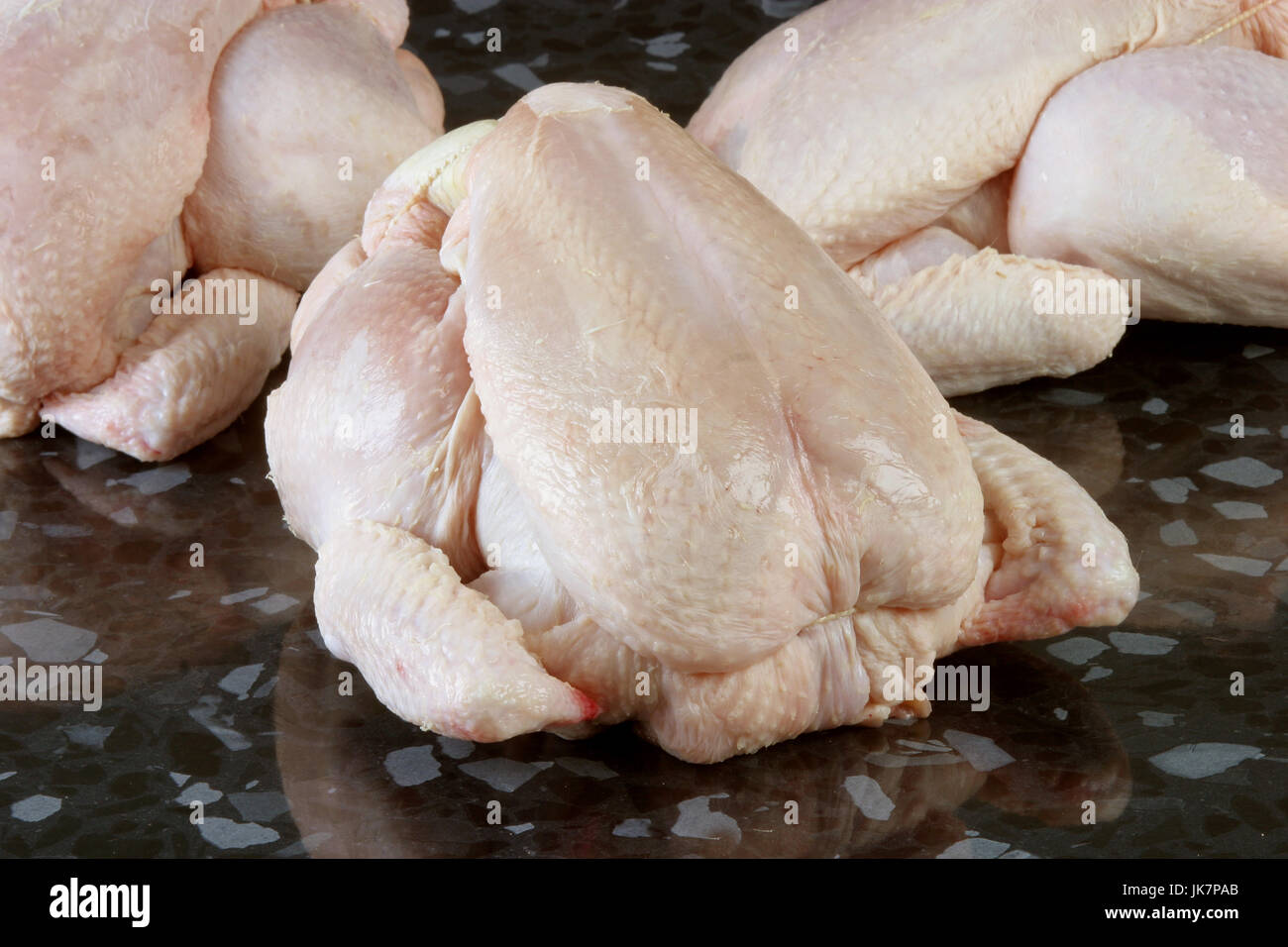 Rohes Hühnchen im Hintergrund Stockfoto