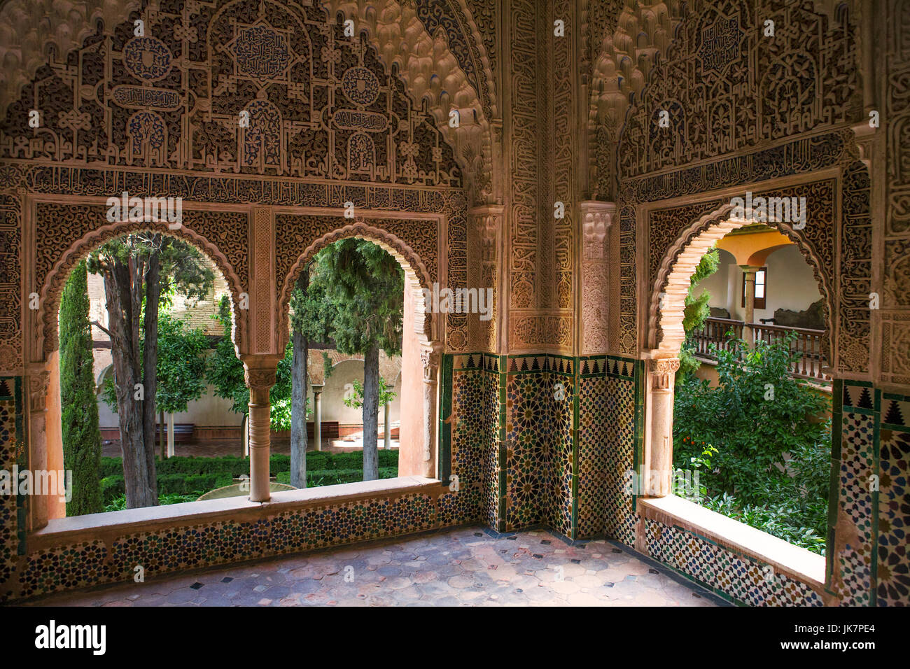 Mirador de Daraxa, Palacio de Los Leones, La Alhambra, Granada: eine exquisite kleinen Salon mit Blick auf die Jardines de Daraxa Stockfoto