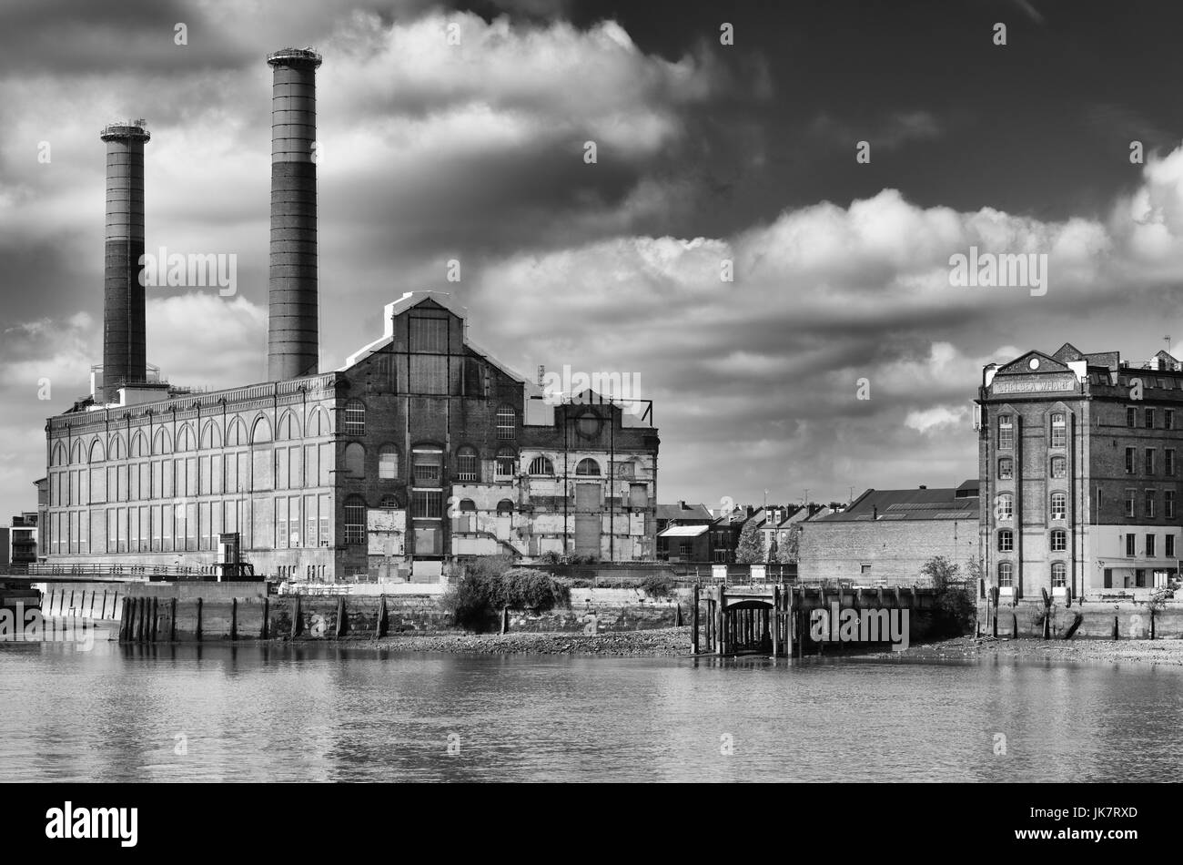 Vorbei an Industrie auf Themse (Schwarzweiß) Stockfoto