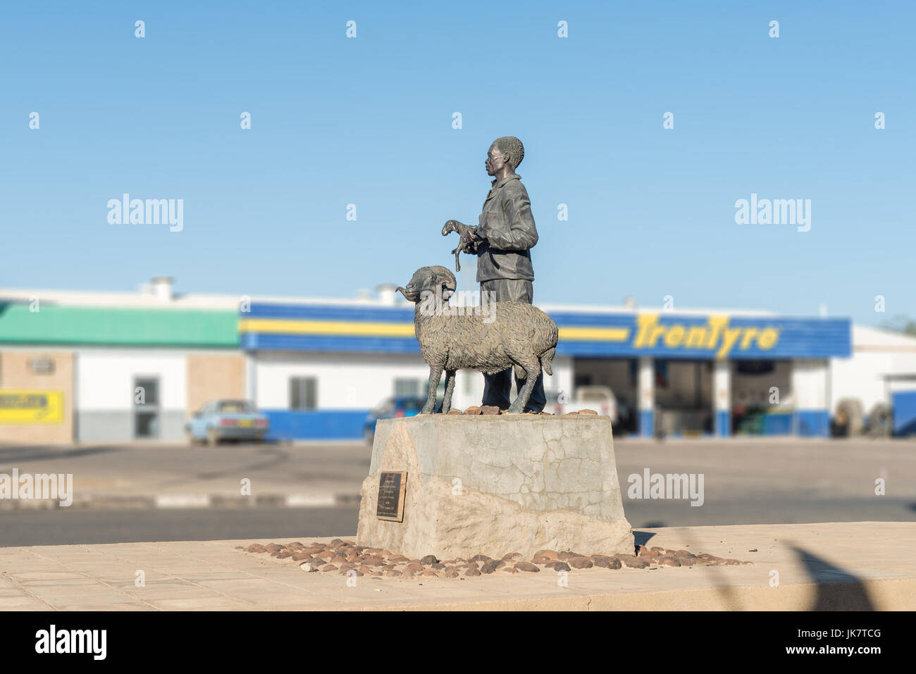 KEETMANSHOOP, NAMIBIA - 13. Juni 2017: Ein Denkmal zur Erinnerung an die Ankunft der ersten Karakulschafe im Jahr 1907. Karakul spielte eine wichtige Rolle in der eco Stockfoto