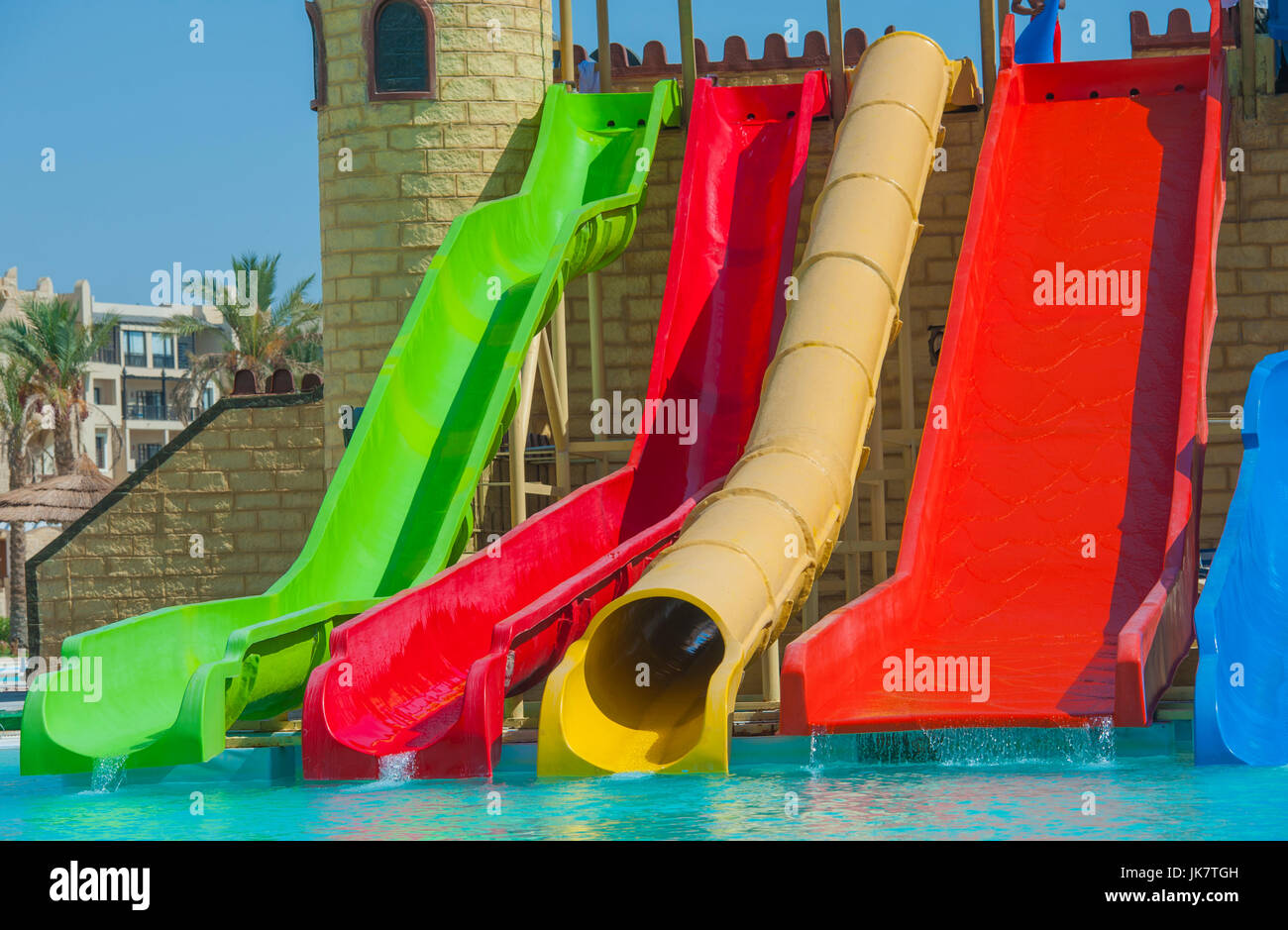 Wasserrutschen im Aqua Park am großen Außenpool des Luxus Tropical Resort Hotel im Sommer Stockfoto