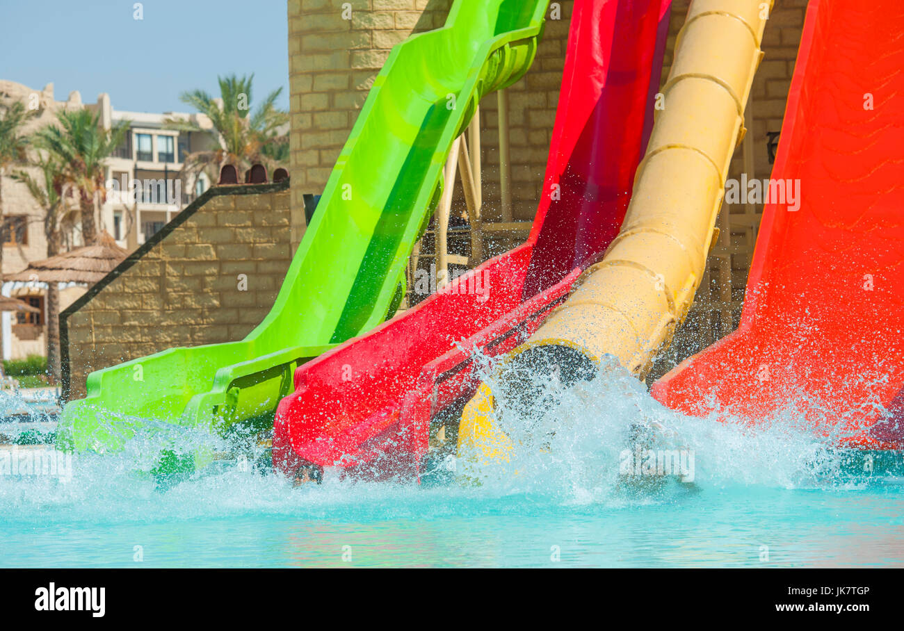 Wasserrutschen im Aqua Park am großen Außenpool des Luxus Tropical Resort Hotel im Sommer Stockfoto