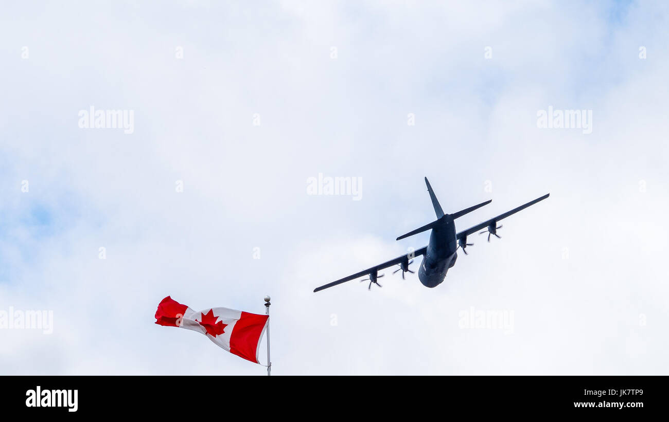 CC-130, 4-engine Turboprop Military Transport Aircraft der Royal Canadian Air Force flypast die Kanada Flagge Kanada Tag (1. Juli) Stockfoto