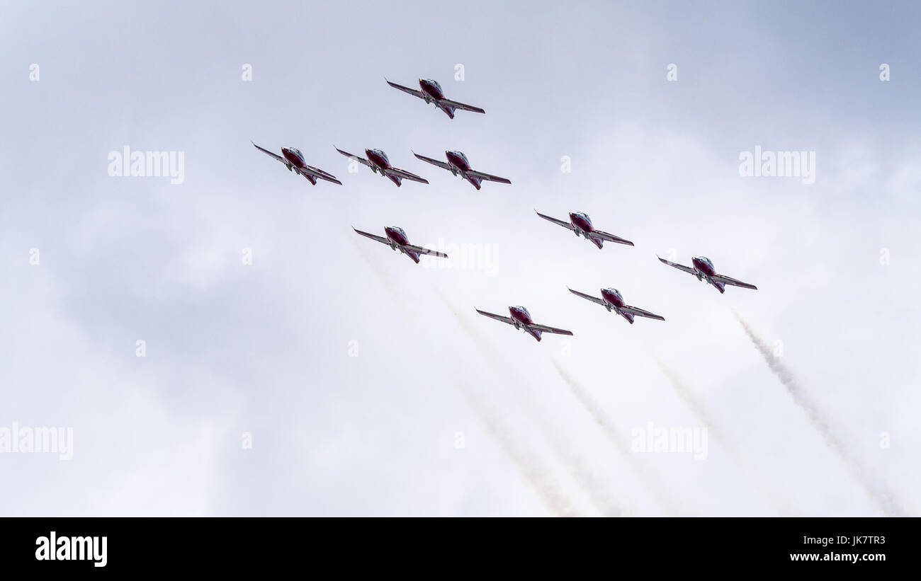 Die Kanadische Streitkräfte (CF) Snowbirds flypast Ottawa, der Hauptstadt Kanadas Stockfoto