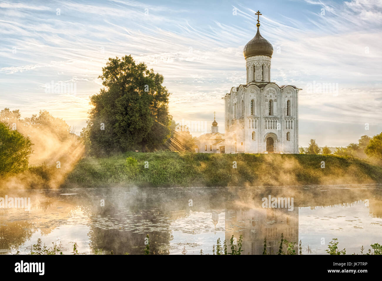 Kirche der Fürsprache an der Nerl mit leuchtenden morgen Nebel in Bogolyubovo, Vladimir oblast, Russland Stockfoto