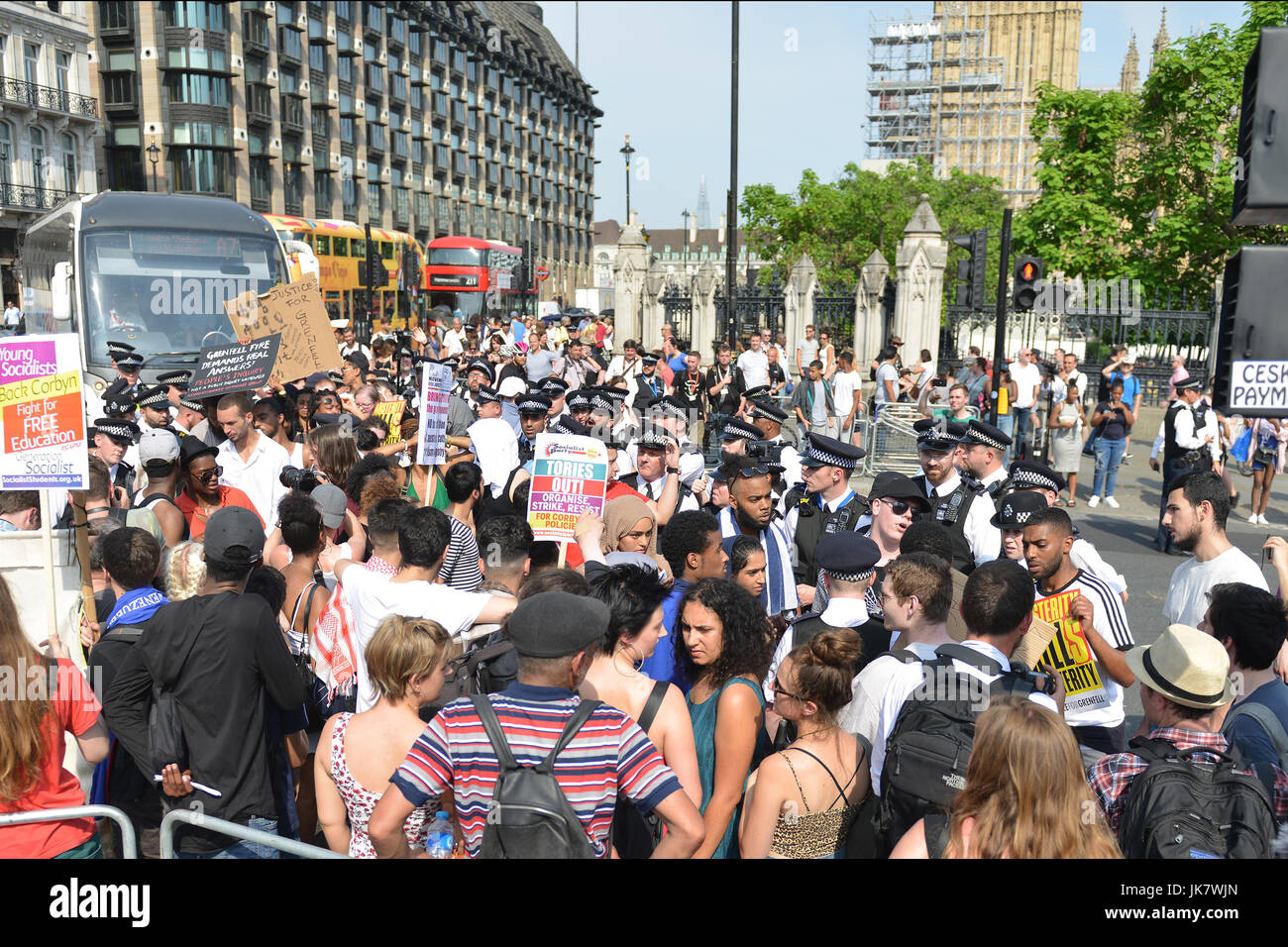 Ein Protest, veranstaltet von "Bewegung für Gerechtigkeit durch irgendwelche Mittel notwendig", marschierte von Shepherds Bush Green, Parliament Square am Tag der Thronrede, fordert Gerechtigkeit für die Opfer der Grefell Turm mit: Atmosphäre wo: London, Vereinigtes Königreich bei: Kredit-21. Juni 2017: Howard Jones/WENN.com Stockfoto