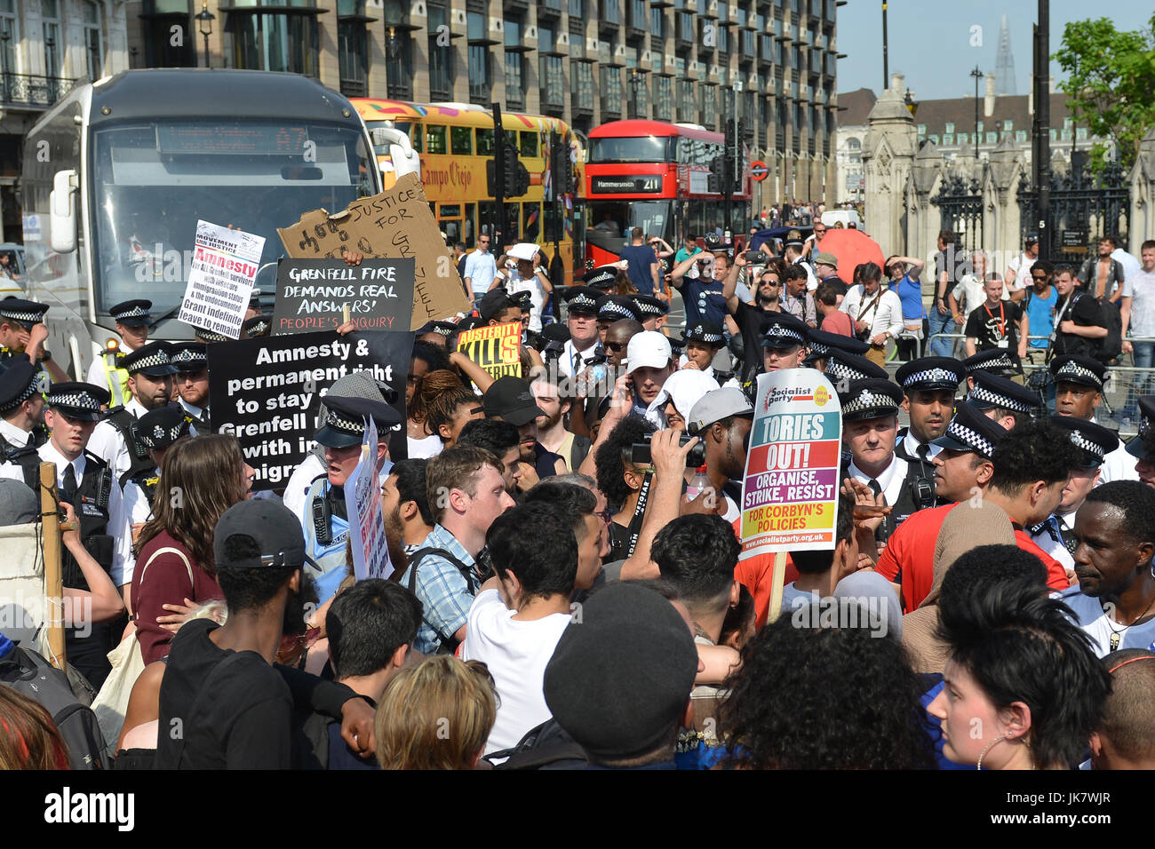 Ein Protest, veranstaltet von "Bewegung für Gerechtigkeit durch irgendwelche Mittel notwendig", marschierte von Shepherds Bush Green, Parliament Square am Tag der Thronrede, fordert Gerechtigkeit für die Opfer der Grefell Turm mit: Atmosphäre wo: London, Vereinigtes Königreich bei: Kredit-21. Juni 2017: Howard Jones/WENN.com Stockfoto